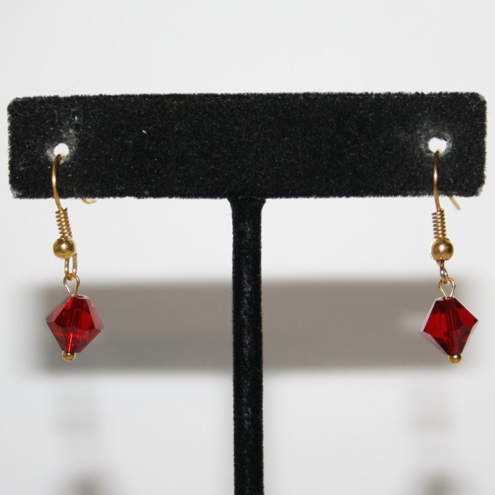 Beautiful NWOT gold and ruby red crystal dangle earrings 1.25"